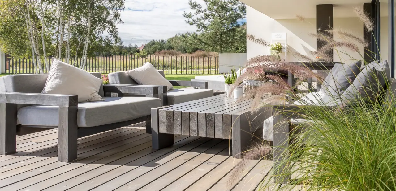 Terasă amenajată cu termolemn